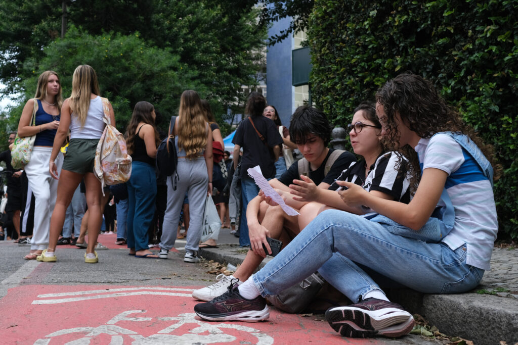 A ilusão do ensino "público, gratuito e de qualidade"