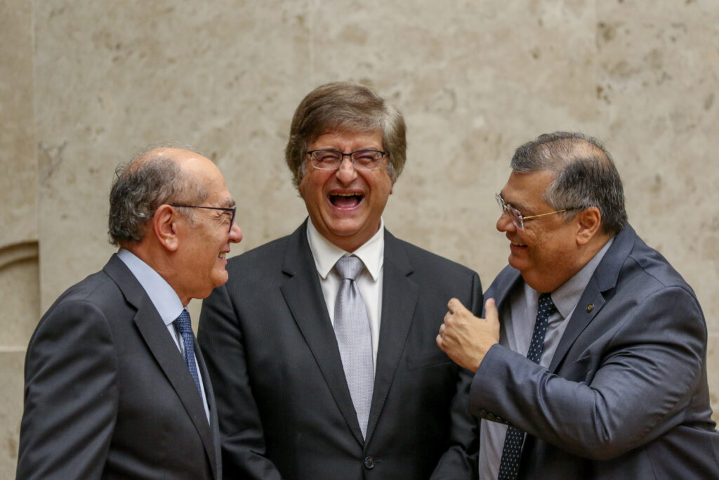 Ninguém segura a mão de ninguém