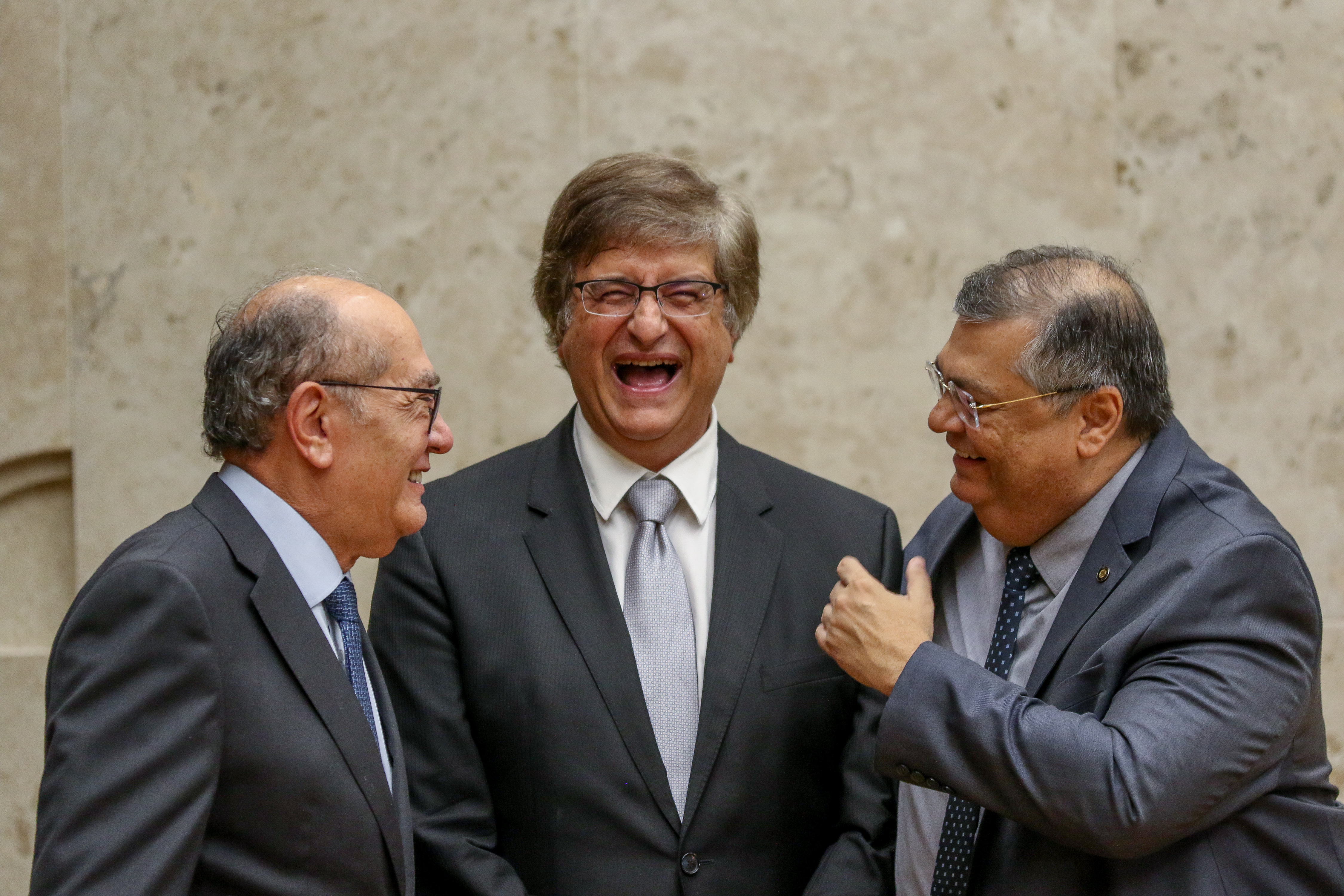 Ninguém segura a mão de ninguém