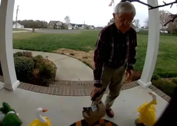 O idoso durante uma de suas entregas.