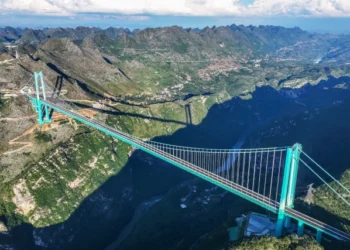 Uma ponte entre as nuvens: megaestrutura a 625 metros de altura que reduz viagem de 2 horas para apenas dois minutos