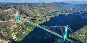 Uma ponte entre as nuvens: megaestrutura a 625 metros de altura que reduz viagem de 2 horas para apenas dois minutos