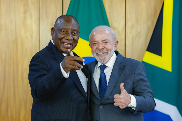 Lula contra os "Senhores das Armas"