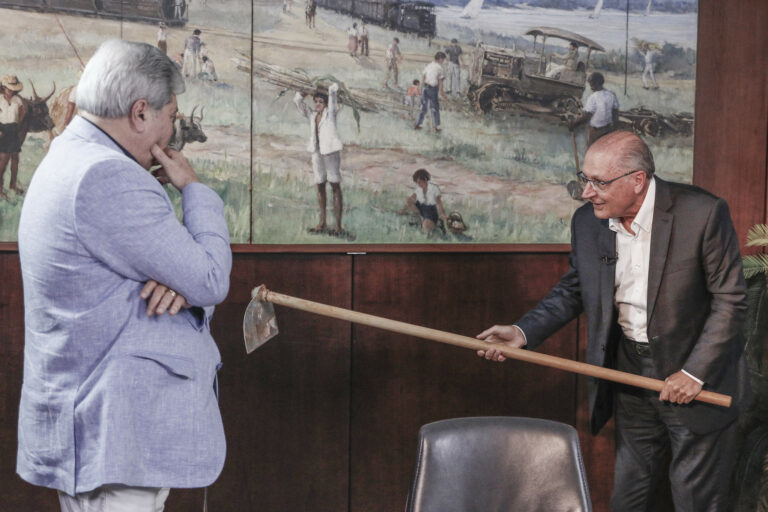 Alckmin ensina Datena a usar uma enxada