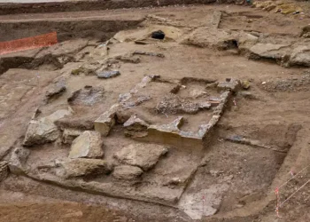 Arqueólogos acham esqueletos de 1.800 anos com pregos misteriosos e pode ser ritual antigo