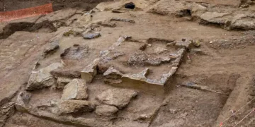 Arqueólogos acham esqueletos de 1.800 anos com pregos misteriosos e pode ser ritual antigo