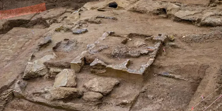Arqueólogos acham esqueletos de 1.800 anos com pregos misteriosos e pode ser ritual antigo