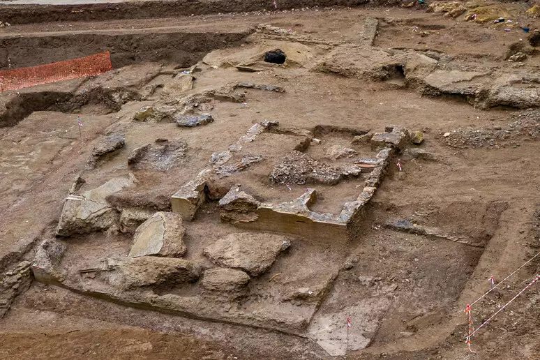 Arqueólogos acham esqueletos de 1.800 anos com pregos misteriosos e pode ser ritual antigo