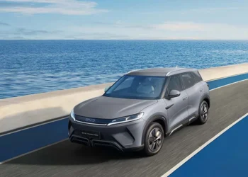 Carro que saiu intacto de ataque militar já está disponível no Brasil