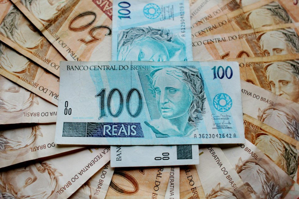 Governo vai depositar R$ 1.000 para milhares de brasileiros até o 05/03