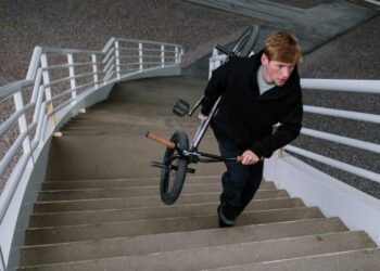 Ficar sem ar ao subir escadas é normal? Especialistas explicam quando se preocupar