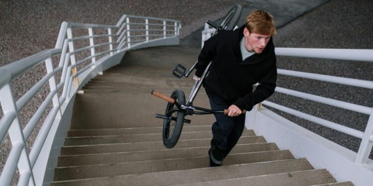 Ficar sem ar ao subir escadas é normal? Especialistas explicam quando se preocupar