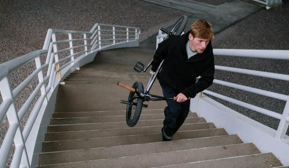 Ficar sem ar ao subir escadas é normal? Especialistas explicam quando se preocupar