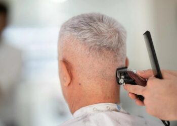 O que significa quando alguém começa a ter cabelo branco ainda na juventude?