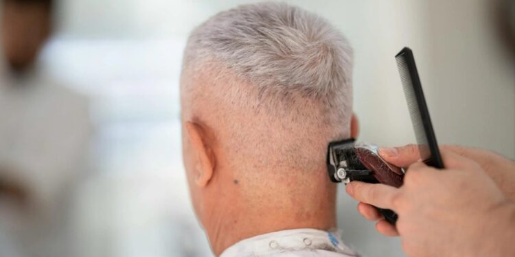 O que significa quando alguém começa a ter cabelo branco ainda na juventude?