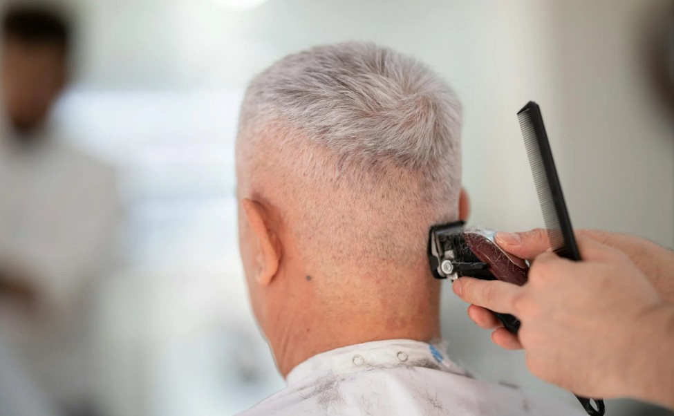 O que significa quando alguém começa a ter cabelo branco ainda na juventude?