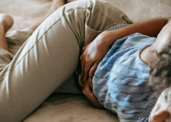 Uma mulher de 20 anos teve dor abdominal por meses e acabou sendo diagnosticada com câncer de cólon