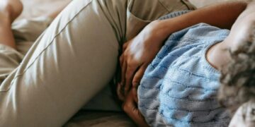 Uma mulher de 20 anos teve dor abdominal por meses e acabou sendo diagnosticada com câncer de cólon