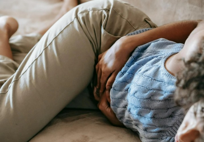 Uma mulher de 21 anos teve dor abdominal por meses e acabou sendo diagnosticada com câncer de cólon