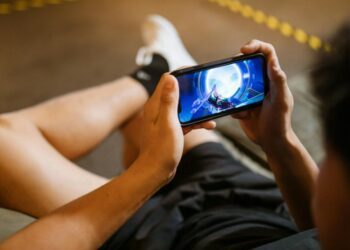 Seu cérebro muda quando você passa horas jogando no celular? A ciência responde