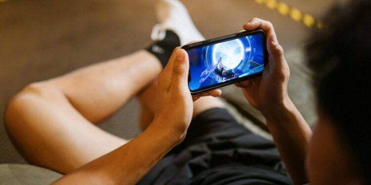 Seu cérebro muda quando você passa horas jogando no celular? A ciência responde