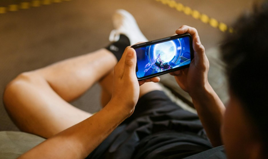 Seu cérebro muda quando você passa horas jogando no celular? A ciência responde