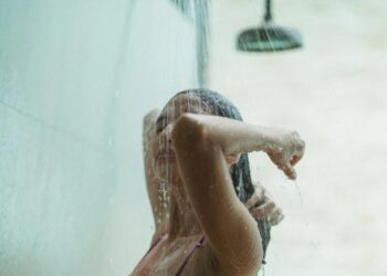 Banho de manhã ou a noite? Veja o que os especialistas fazem