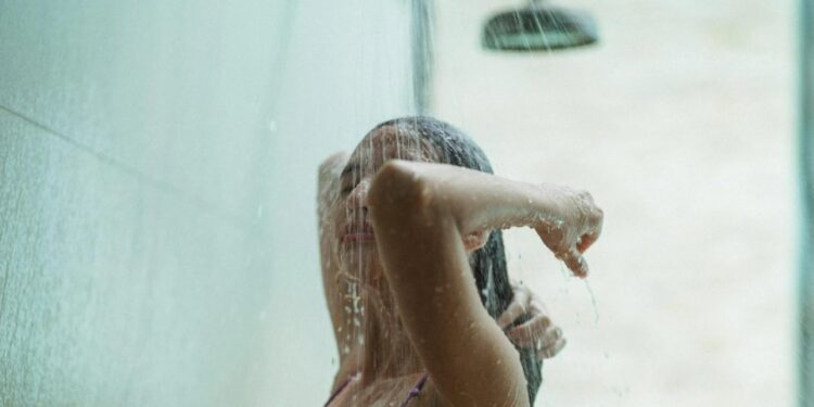 Banho de manhã ou a noite? Veja o que os especialistas fazem