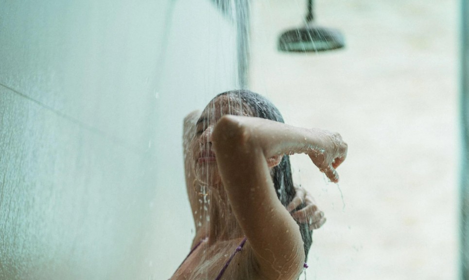 Banho de manhã ou a noite? Veja o que os especialistas fazem