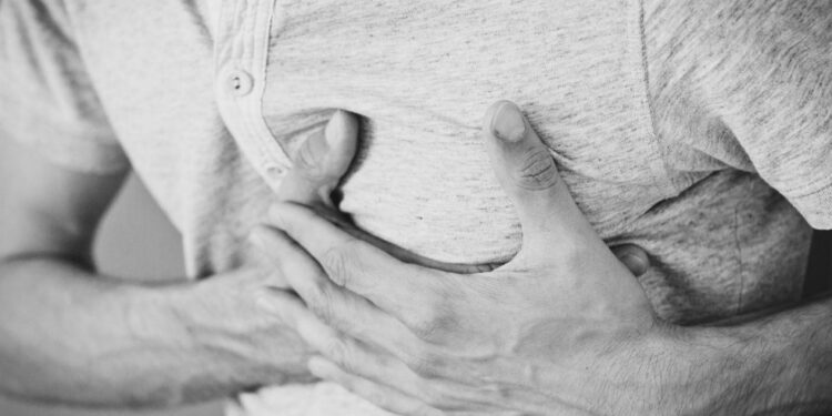 Especialista aponta o sintoma que pode ser o sinal mais grave de um infarto