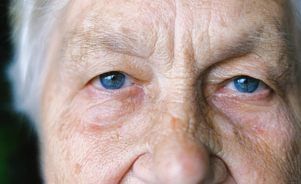 8 sintomas potenciais de câncer que podem ser confundidos com o envelhecimento