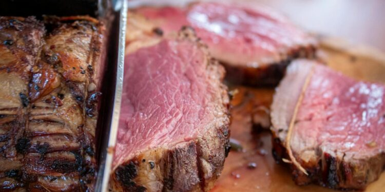 Especialistas fazem alerta de saúde para quem ama comer muita carne