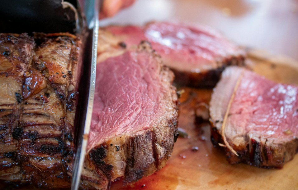 Especialistas fazem alerta de saúde para quem ama comer muita carne