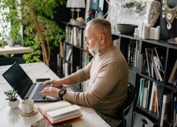 A psicologia diz que as pessoas que se preocupam constantemente com a saúde após a meia-idade estão, muitas vezes, respondendo a esses 11 medos