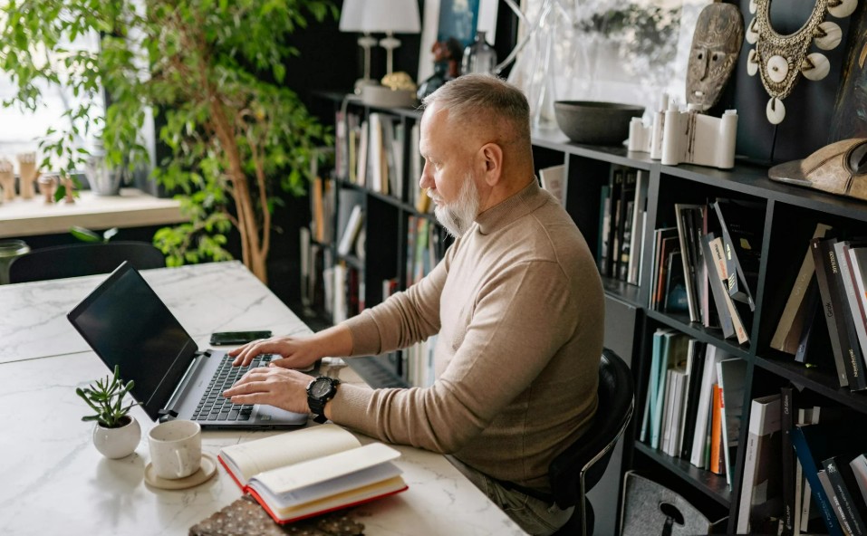 A psicologia diz que as pessoas que se preocupam constantemente com a saúde após a meia-idade estão, muitas vezes, respondendo a esses 11 medos
