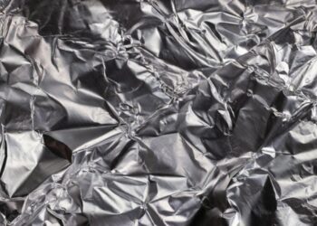 3 coisas que você não sabia que o papel alumínio pode fazer no seu banheiro