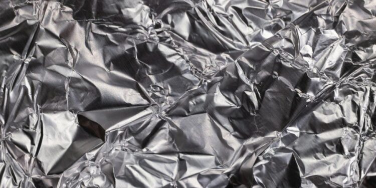3 coisas que você não sabia que o papel alumínio pode fazer no seu banheiro