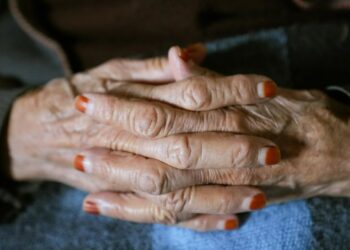 A psicologia afirma que algumas dores físicas na velhice não são realmente físicas, mas estão relacionadas a essas 11 emoções há muito reprimidas