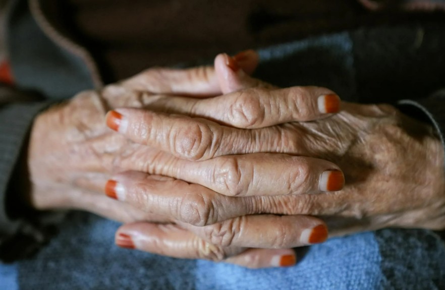 A psicologia afirma que algumas dores físicas na velhice não são realmente físicas, mas estão relacionadas a essas emoções há muito reprimidas