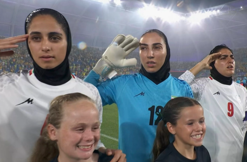 Capitã da seleção feminina do Irã desiste de asilo após ameaças à família