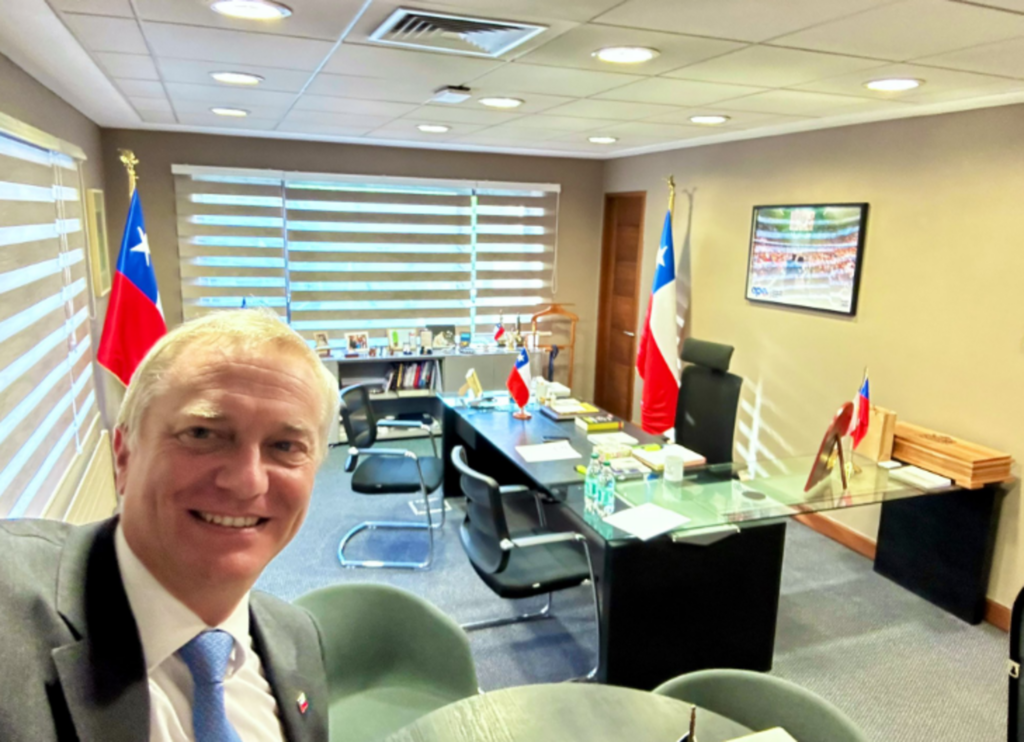 Kast repete Trump e inicia construção de muro na fronteira com Peru