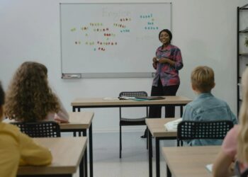 Professores iniciantes ganham melhor nesse estado que paga mais que o dobro do piso nacional