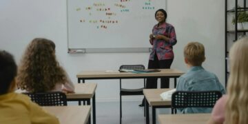 Professores iniciantes ganham melhor nesse estado que paga mais que o dobro do piso nacional