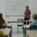 Professores iniciantes ganham melhor nesse estado que paga mais que o dobro do piso nacional