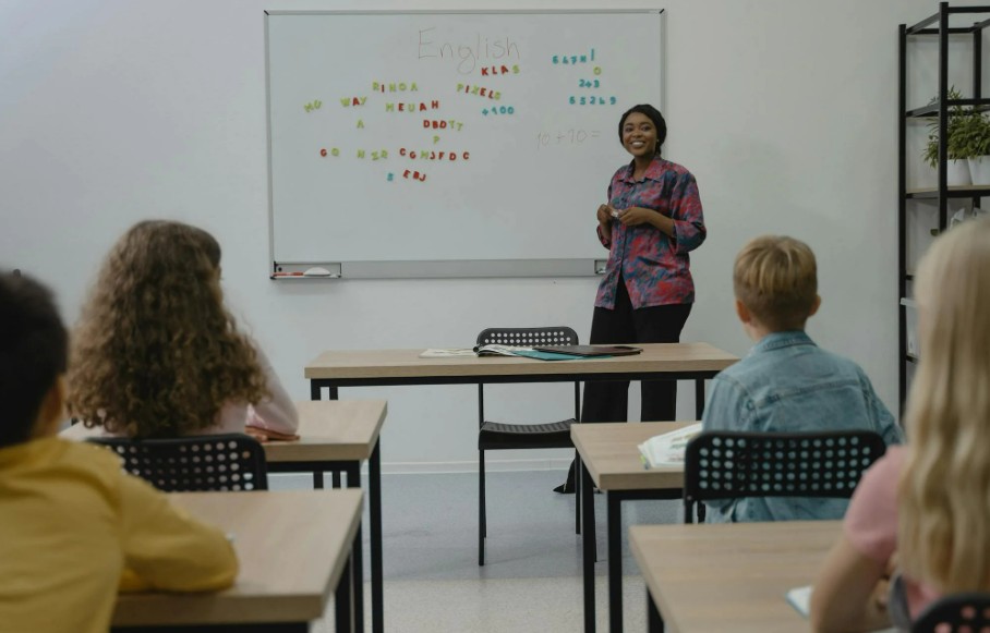 Professores iniciantes ganham melhor nesse estado que paga mais que o dobro do piso nacional