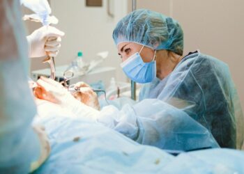 Popular no Brasil, essa cirurgia pode ir além da estética e atingir o cérebro