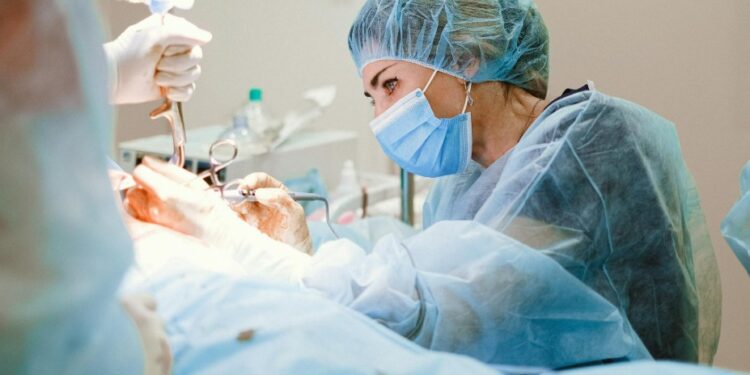 Popular no Brasil, essa cirurgia pode ir além da estética e atingir o cérebro