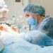 Popular no Brasil, essa cirurgia pode ir além da estética e atingir o cérebro