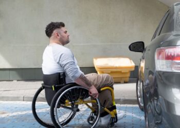 Pessoa com deficiência indo para o carro