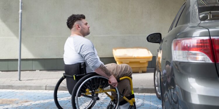 Pessoa com deficiência indo para o carro
